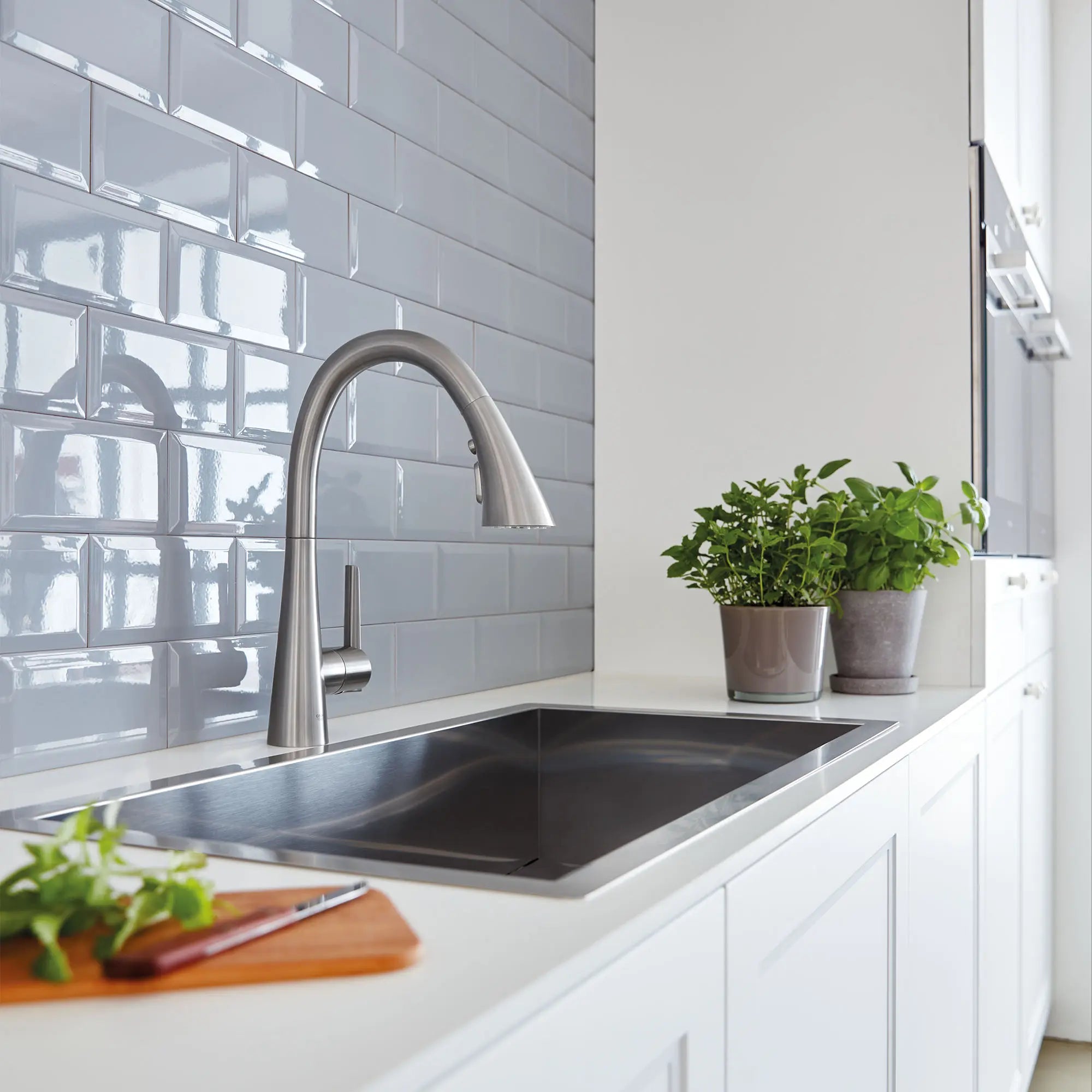 GROHE Zedra Single-Handle Pull-Down Triple-Spray Kitchen Faucet 6.6 L/min (1.75 gpm)