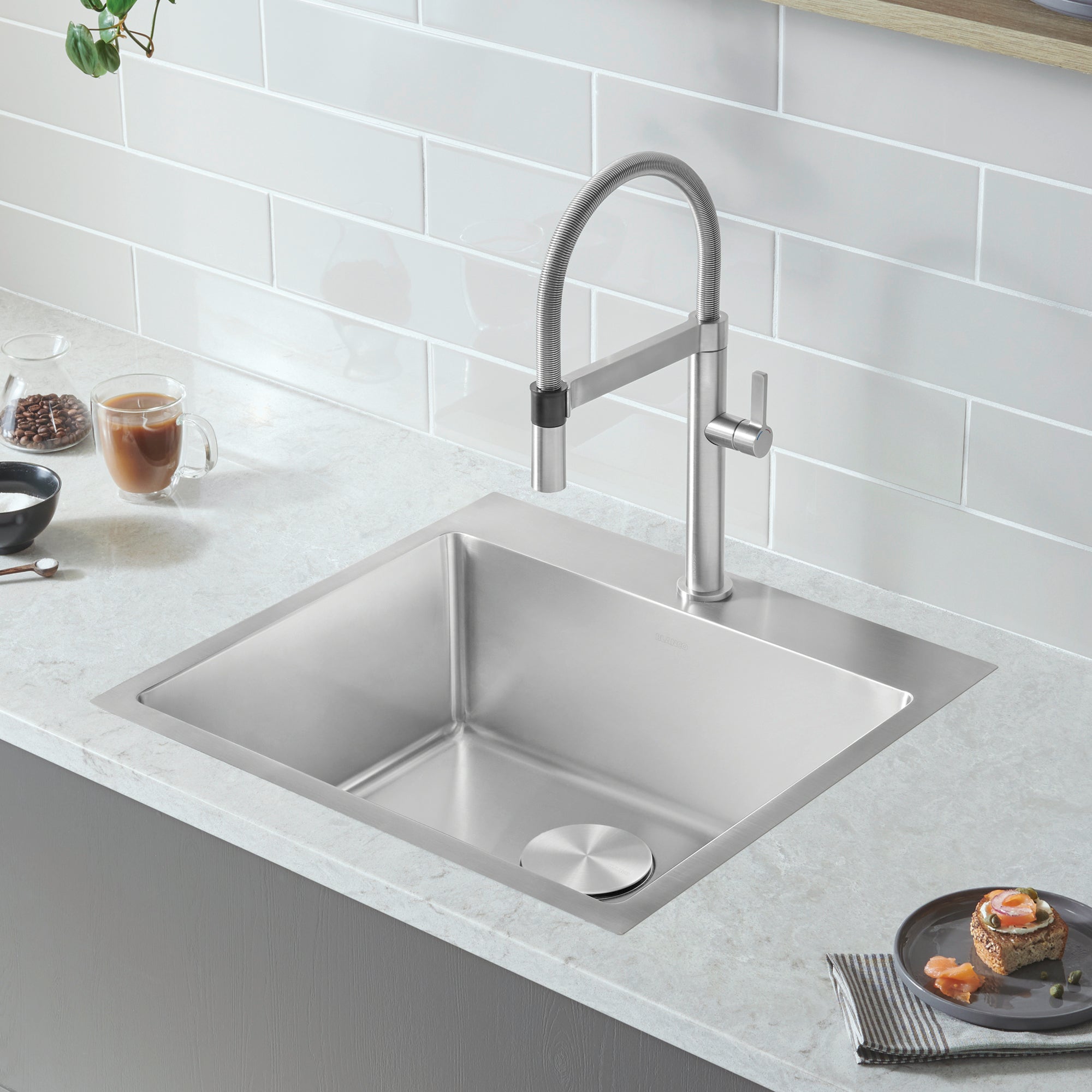 evier-de-cuisine-a-montage-en-surface-a-une-seule-cuve-quatrus-r15-22