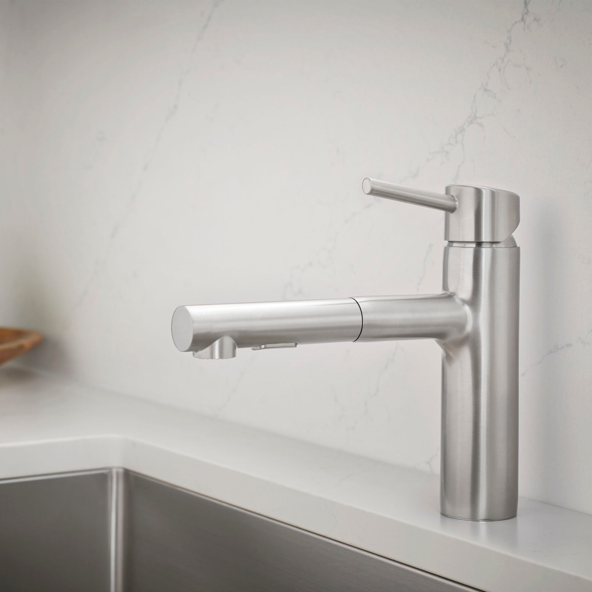 Double jet pull-out shower faucet