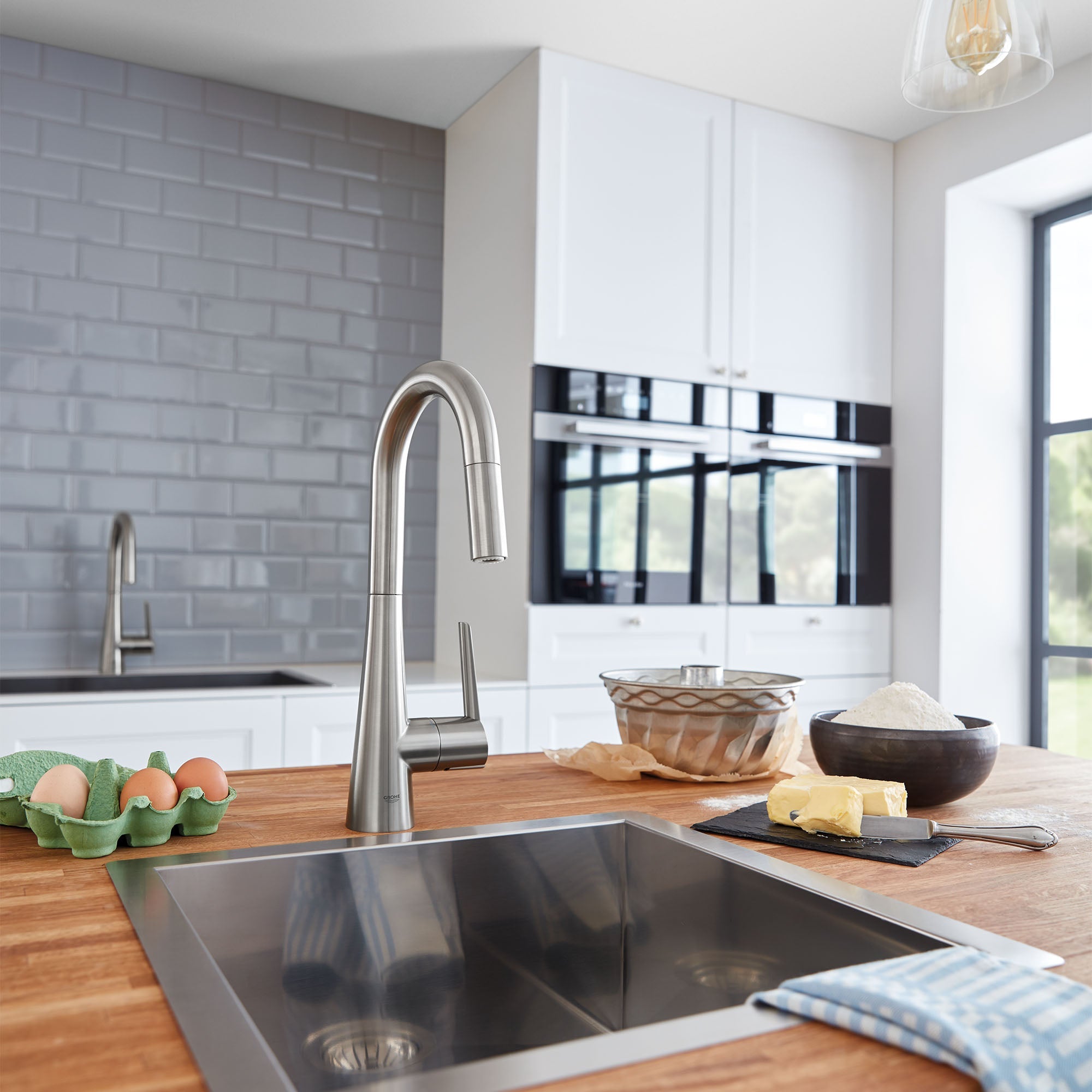 Dual-jet pull-down spray faucet for secondary sink